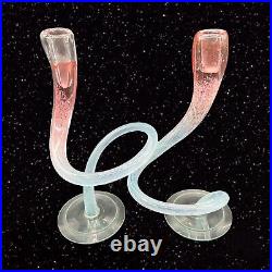 Michael-Hudson-Art-Glass-Candle-Twisted-Glass-Candlesticks-Set-Pink-Blown-Vtg-01-yc